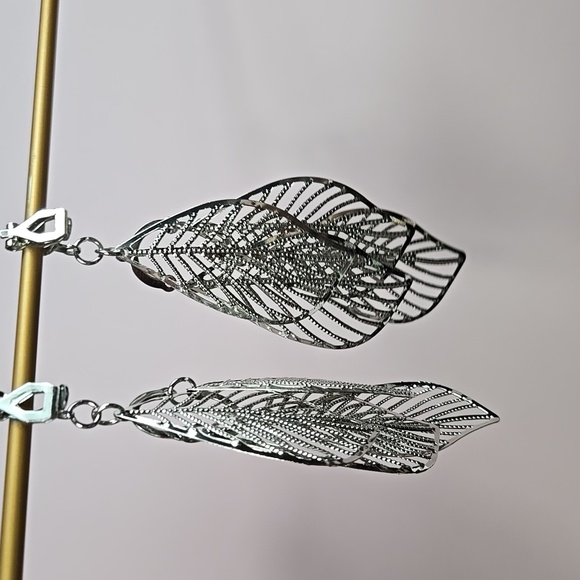 Silver Intricate Leaf Drop Clip On  Earrings Vtg Style - Picture 5 of 11